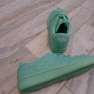 New Nike girls youth size 4.5 green Classic Tennis sneakers 834151-300 MSRP $80